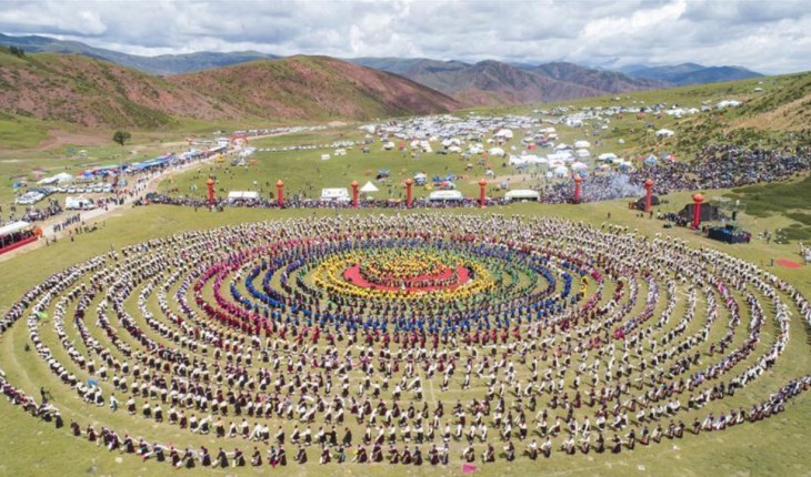 Tibetdə simli musiqi alətləri ilə rəqs şousunda rekord qeydə alınıb