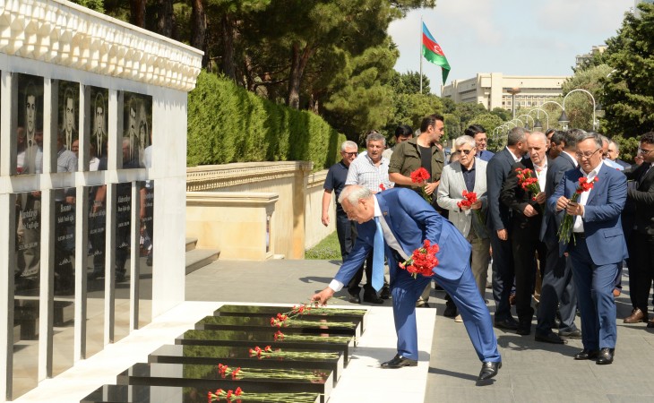 AHİK-in və türk dövlətlərinin həmkarlar ittifaqlarının kollektivləri Şəhidlər xiyabanında olublar