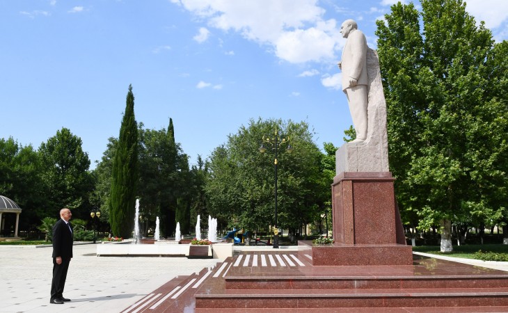 Посещение памятника общенациональному лидеру Гейдару Алиеву в Самухе