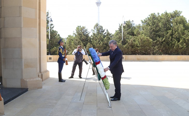 Özbəkistan Prezidenti Şavkat Mirziyoyev şəhidlərin xatirəsini ehtiramla yad edib
