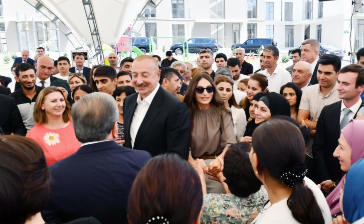 Azərbaycan ilə Özbəkistan prezidentləri və xanımları Füzuli şəhərində yeni evlərə köçürülmüş sakinlərlə görüşüblər 