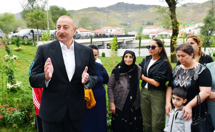 Prezident İlham Əliyev və birinci xanım Mehriban Əliyeva Laçının Zabux kəndində görülmüş işlərlə tanış olublar və sakinlərlə görüşüblər