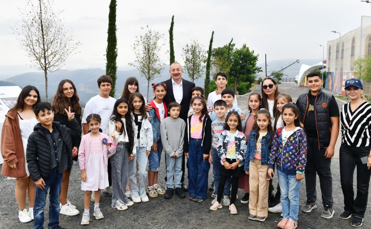 Prezident İlham Əliyev və birinci xanım Mehriban Əliyeva Laçın şəhərində Mənzərəli terrasda və Bayraq Meydanının qarşısında keçirilən “Laçın Şəhəri Günü” bayram şənliklərində iştirak ediblər