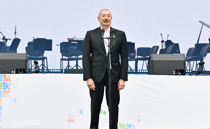 Prezident İlham Əliyev və birinci xanım Mehriban Əliyeva Həkəri çayının sahilində keçirilən “Laçın Şəhəri Günü” bayram tədbirində iştirak ediblər  Dövlətimizin başçısı tədbirdə çıxış edib