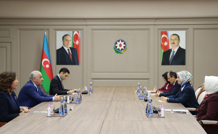 Baş nazir Əli Əsədov Türkiyənin ailə və sosial xidmətlər naziri ilə görüşüb