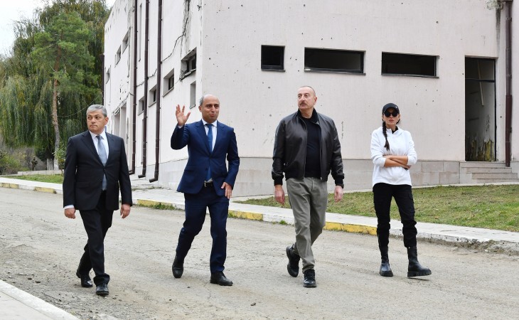 Şuşa şəhərində peşə məktəbinin və kollecin binalarına baxış