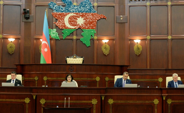 Milli Məclisində 2024-cü ilin dövlət büdcəsi zərfinə daxil olan qanun layihələri birinci oxunuşda qəbul edilib
