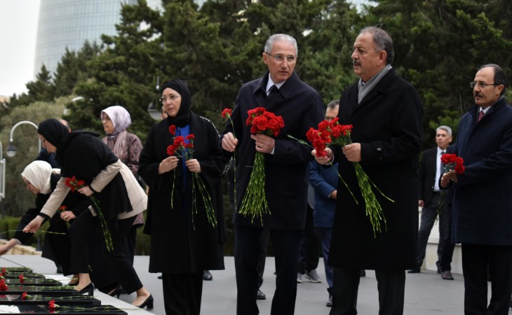 Türkiyə ekologiya nazirliyinin nümayəndə heyəti Şəhidlər xiyabanını ziyarət edib