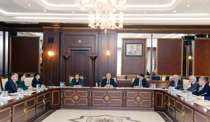 Hamilə və azyaşlı uşağa baxan qadınların əmək hüquqları ilə bağlı imtiyazlar artırılır
