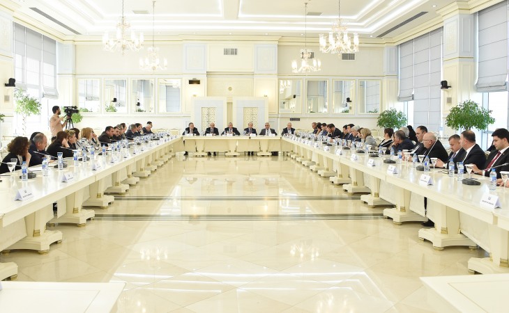 Milli Məclisdə “Azərbaycanda yerli demokratiyanın, özünüidarəetmənin və regionların inkişafında Heydər Əliyev irsi” mövzusunda ictimai dinləmə keçirilib