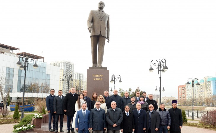 Azərbaycan nümayəndə heyəti Həştərxanda Ulu Öndər Heydər Əliyevin abidəsini ziyarət edib