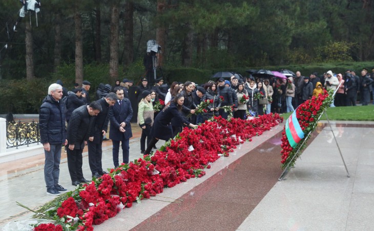 AZƏRTAC-ın kollektivi Fəxri xiyabanda Ulu Öndərin məzarını ziyarət edib 