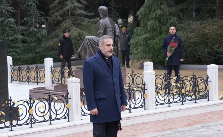 Türkiyənin xarici işlər naziri Ulu Öndərin məzarını, “Türk şəhidliyi” abidəsini və Şəhidlər xiyabanını ziyarət edib