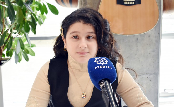 Görmə məhdudiyyətli gənc ifaçının məqsədi xüsusi qayğıya ehtiyacı olan uşaqlar üçün nümunə olmaqdır – REPORTAJ
