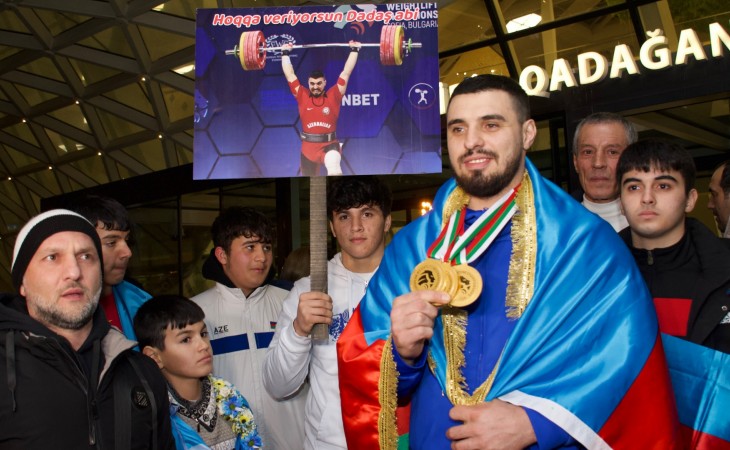 Avropa çempionatında üç qızıl medal qazanan Azərbaycan ağırlıqqaldıranı Vətənə dönüb