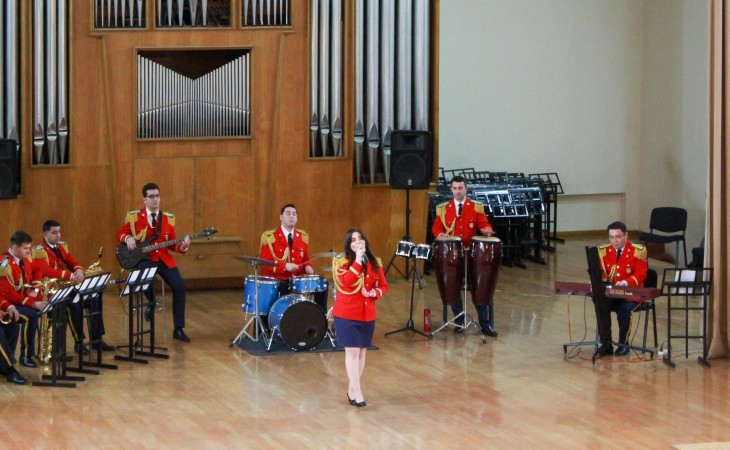Müdafiə Nazirliyinin Əlahiddə Nümunəvi orkestrinin estrada heyəti konsert proqramı ilə çıxış edib