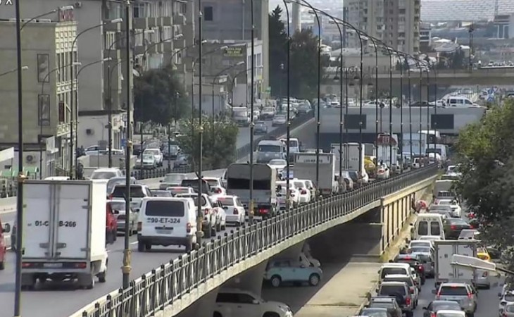 В направлении проспекта Зии Буниятова наблюдается высокая плотность транспортного потока