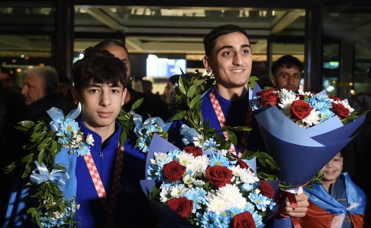 Avropa çempionatında qızıl medal qazanan Azərbaycan boksçuları Vətənə qayıdıblar