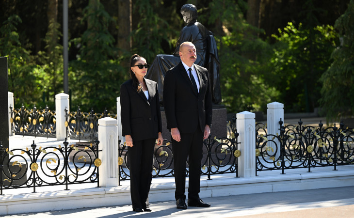 Prezident İlham Əliyev və birinci xanım Mehriban Əliyeva Ulu Öndər Heydər Əliyevin Fəxri xiyabanda məzarını ziyarət ediblər