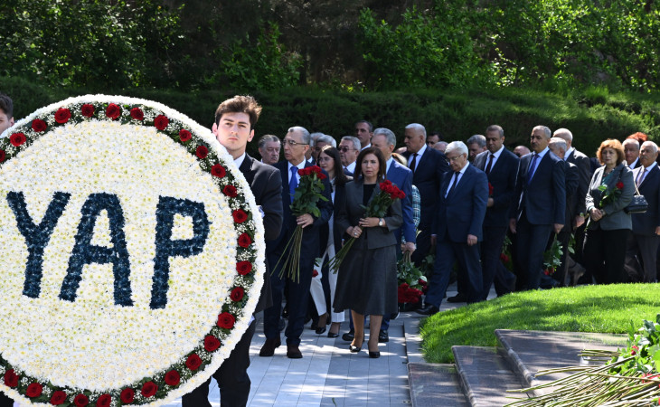 YAP-ın nümayəndələri Ulu Öndər Heydər Əliyevin məzarını ziyarət ediblər