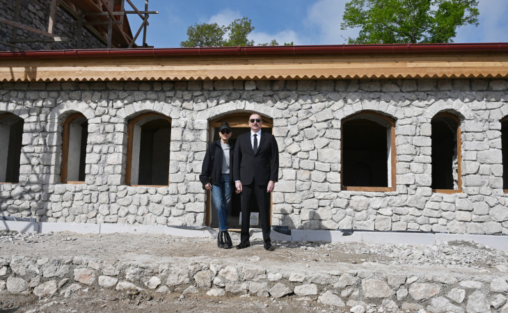 Prezident İlham Əliyev və birinci xanım Mehriban Əliyeva Şuşada Üzeyir Hacıbəylinin ev-muzeyində aparılan bərpa işləri ilə tanış olublar 