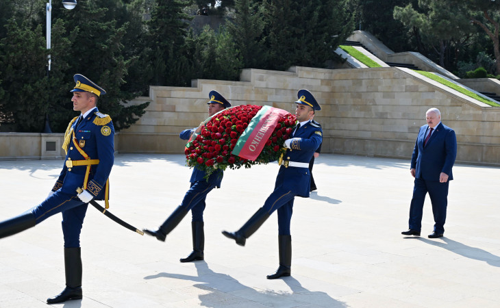 Belarus Prezidenti Aleksandr Lukaşenko Bakıda şəhidlərin xatirəsini anıb