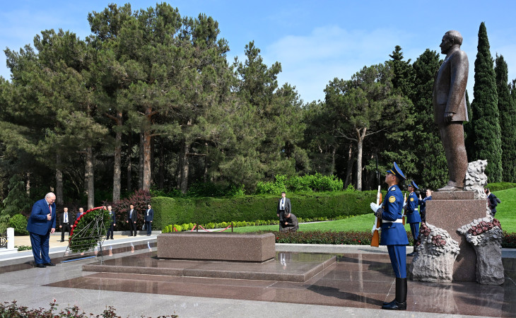 Belarus Prezidenti Aleksandr Lukaşenko Ulu Öndər Heydər Əliyevin məzarını ziyarət edib