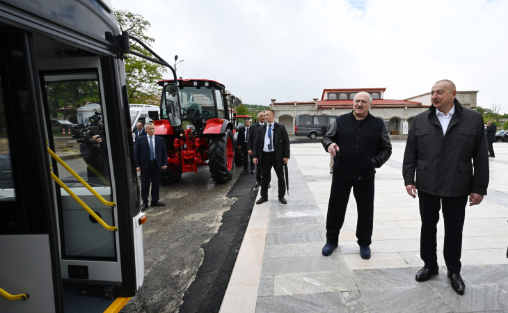 Azərbaycan ilə Belarusun birgə istehsalı olan avtobusa və Belarus Prezidentinin hədiyyə etdiyi traktorlara baxış