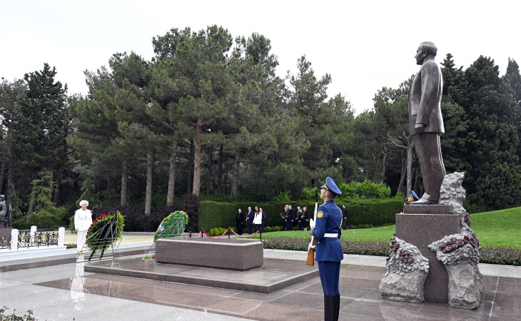 Latviya parlamentinin nümayəndə heyəti Ulu Öndərin məzarını və Şəhidlər xiyabanını ziyarət edib