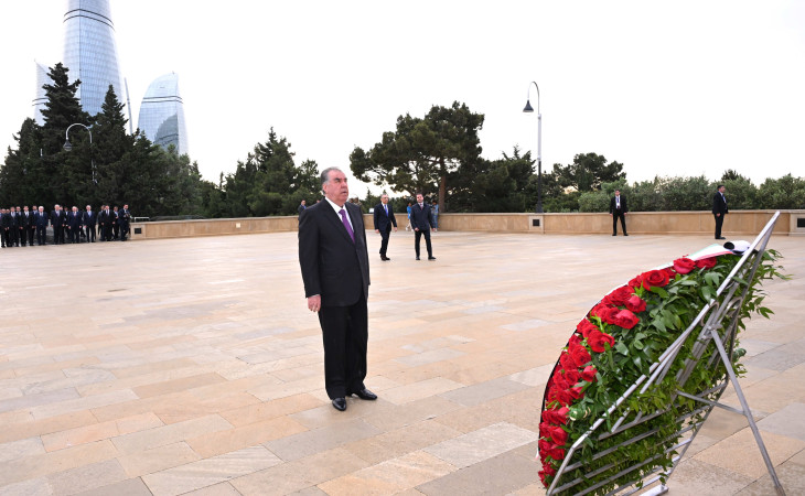 Prezident Emoməli Rəhmon Şəhidlər xiyabanını ziyarət edib