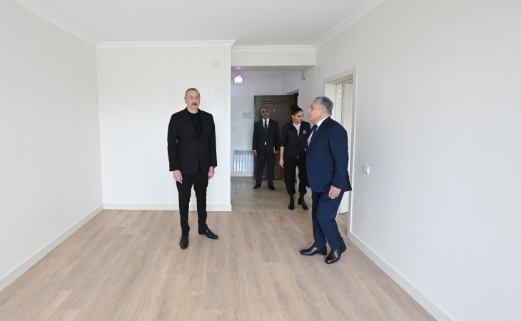 Prezident İlham Əliyev və birinci xanım Mehriban Əliyeva Xocalı şəhərində 15 çoxmənzilli binada təmir və yenidənqurmadan sonra yaradılan şəraitlə tanış olublar