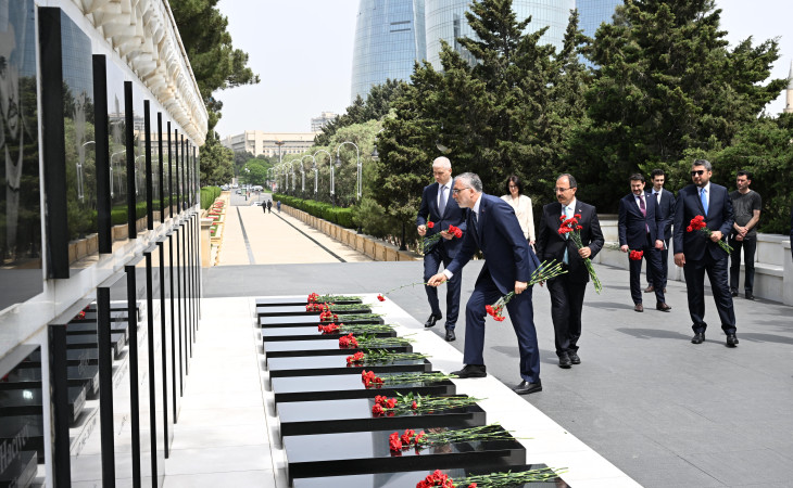 Türkiyənin əmək və sosial müdafiə naziri Şəhidlər xiyabanını ziyarət edib