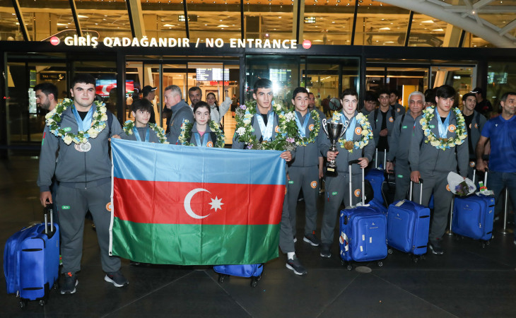 Avropa birinciliyində yüksək nəticələr əldə edən Azərbaycan ağırlıqqaldıranları Vətənə qayıdıblar