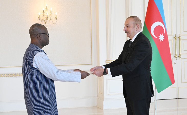 Prezident İlham Əliyev Burkina Fasonun Azərbaycanda yeni təyin olunmuş səfirinin etimadnaməsini qəbul edib 