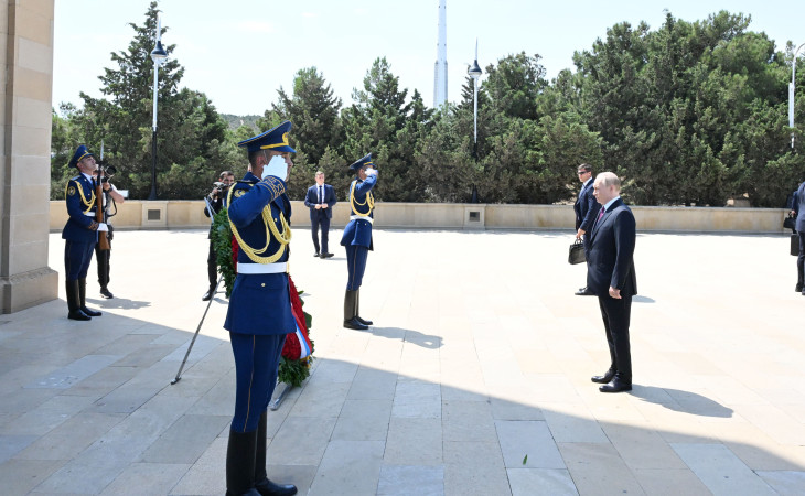 Rusiya Prezidenti Vladimir Putin Bakıda şəhidlərin xatirəsini anıb