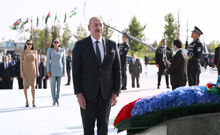 Prezident İlham Əliyev, birinci xanım Mehriban Əliyeva və qızları Leyla Əliyeva Daşkənddə Müstəqillik abidəsini ziyarət ediblər