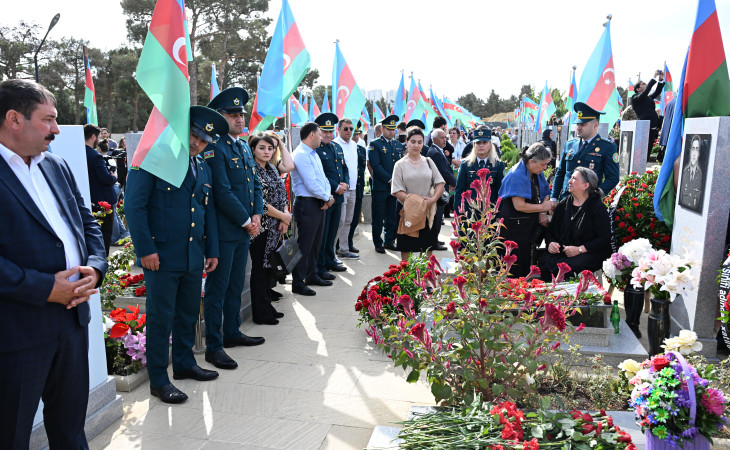 Xalqımız şəhidlərin uyuduğu müqəddəs məkanları ziyarət edir
