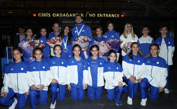 Dünya çempionatında gümüş medal qazanan Azərbaycan gimnastları Vətənə dönüblər