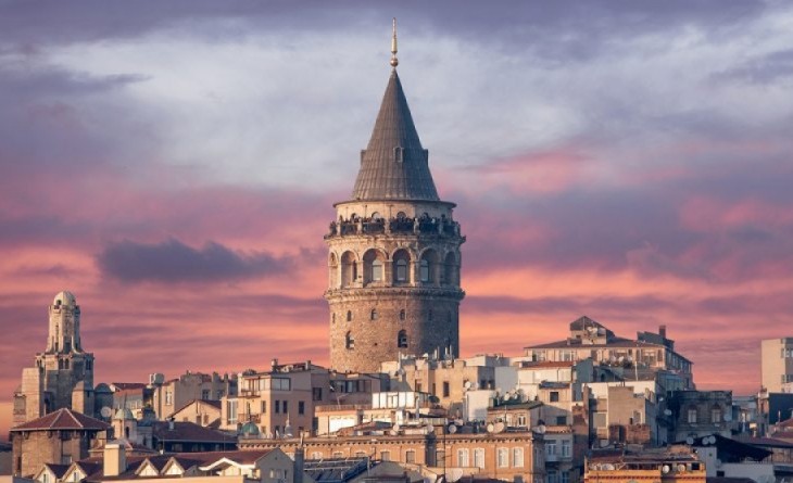 İstanbulun rəmzi olan Qalata qülləsində aparılan bərpa işləri mütəxəssislərin nəzarətindədir