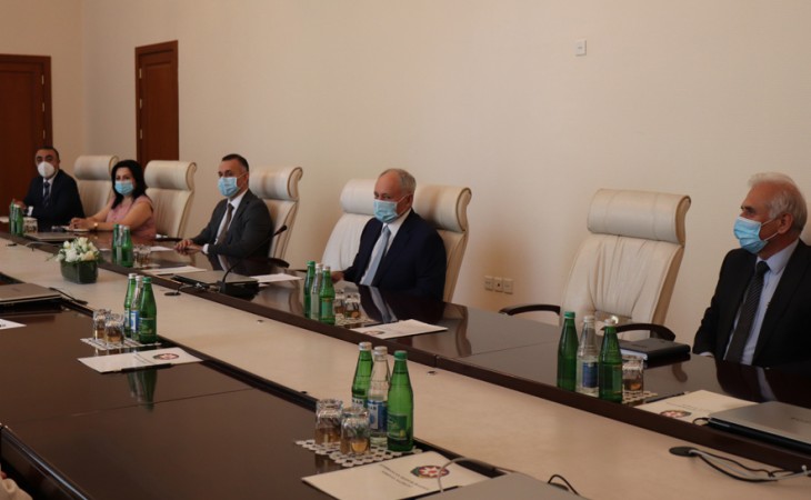 Səhiyyə naziri Oqtay Şirəliyev Kubadan gələn tibb heyəti ilə görüşüb