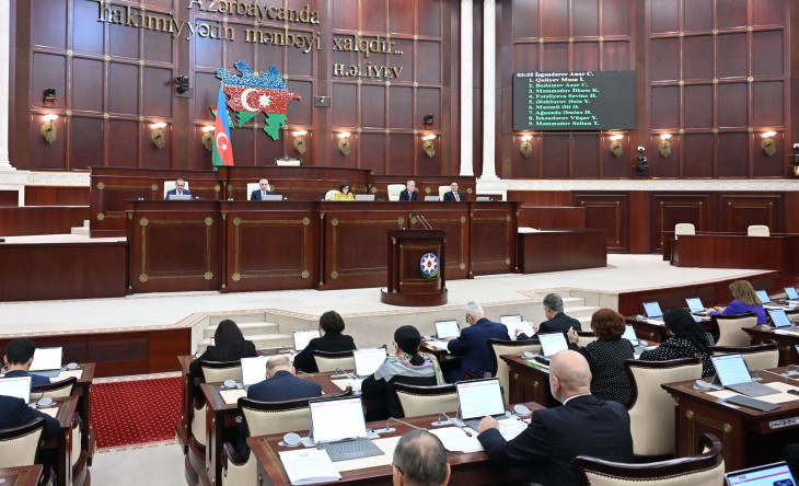 Milli Məclisdə gələn ilin dövlət büdcəsi zərfinə daxil olan qanun layihələrinin müzakirəsi davam edir