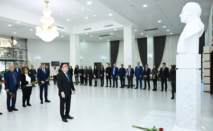 AZƏRTAC-ın kollektivi Ulu Öndərin xatirəsini ehtiramla anıb