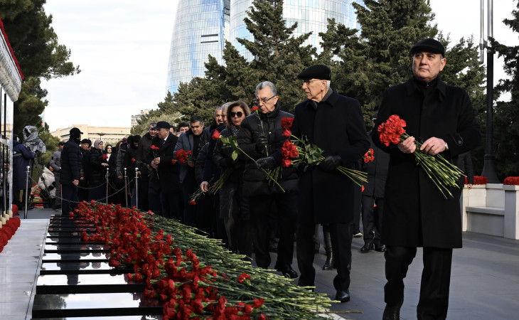 Yeni Azərbaycan Partiyasının nümayəndələri Şəhidlər xiyabanını ziyarət ediblər