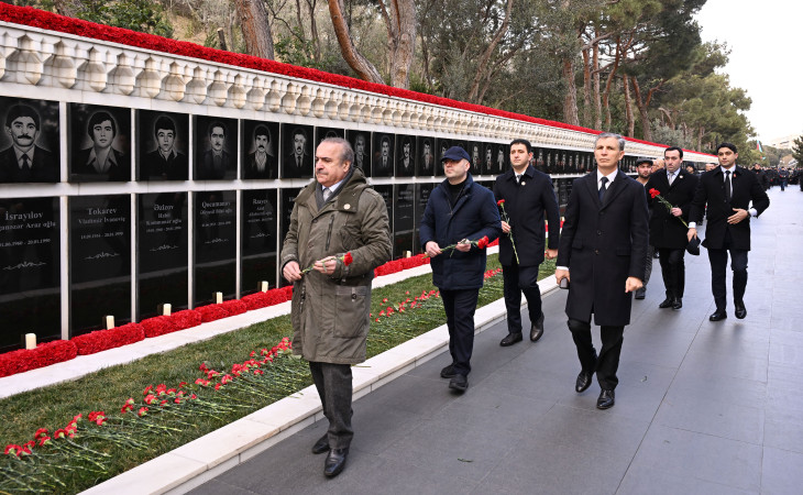 Milli Məclisin kollektivi Şəhidlər xiyabanını ziyarət edib