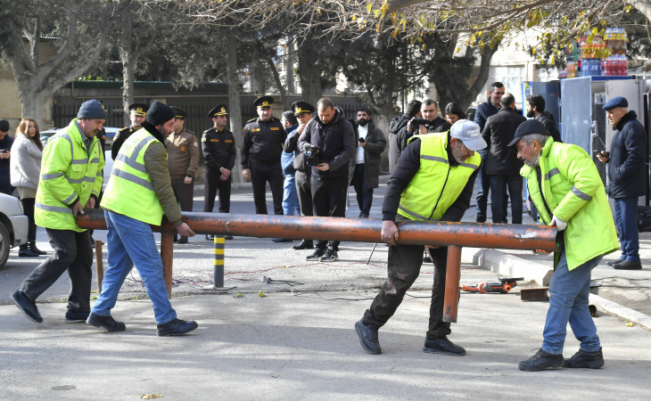 Bakıda yanğınsöndürən və digər qəza-xilasetmə texnikalarının işinə çətinlik yaradan süni maneələr sökülüb