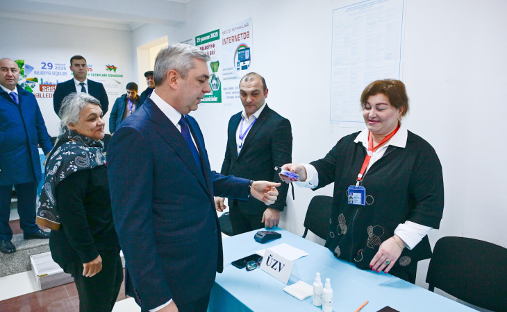 Prezident Administrasiyasının rəhbəri Samir Nuriyev 34 saylı seçki məntəqəsində səs verib