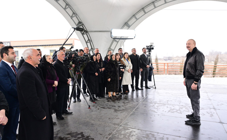 Prezident İlham Əliyev Xocalının Ballıca kəndində fərdi evlərin və infrastrukturun bərpası sahəsində görülən işlərlə tanış olub, kəndə köçən bir qrup sakinlə görüşüb 