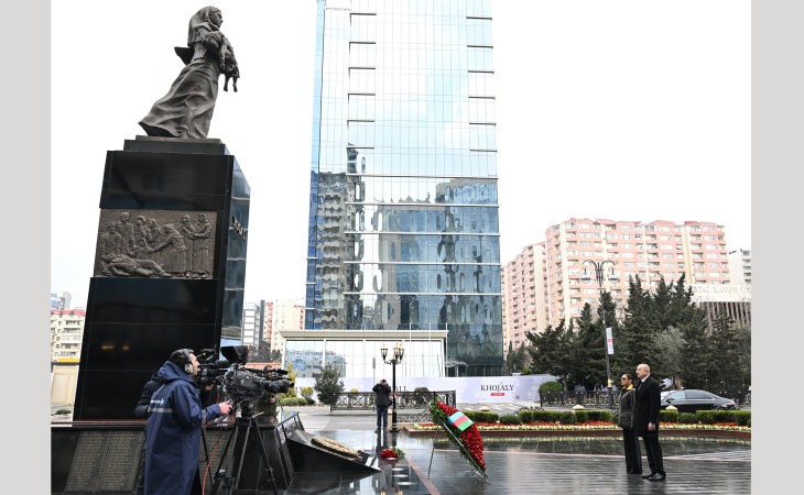 Prezident İlham Əliyev və birinci xanım Mehriban Əliyeva Xocalı soyqırımı abidəsini ziyarət ediblər