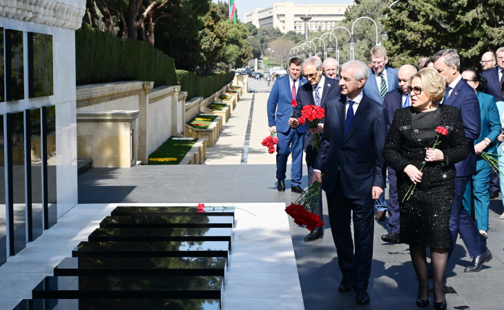 Rusiya Federal Məclisi Federasiya Şurasının sədri Şəhidlər xiyabanını ziyarət edib