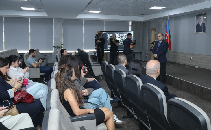 Media nümayəndələri imtahanlarda istifadə olunan və yazılı cavab tələb edən tapşırıqların yoxlanılma prosesini müşahidə ediblər
